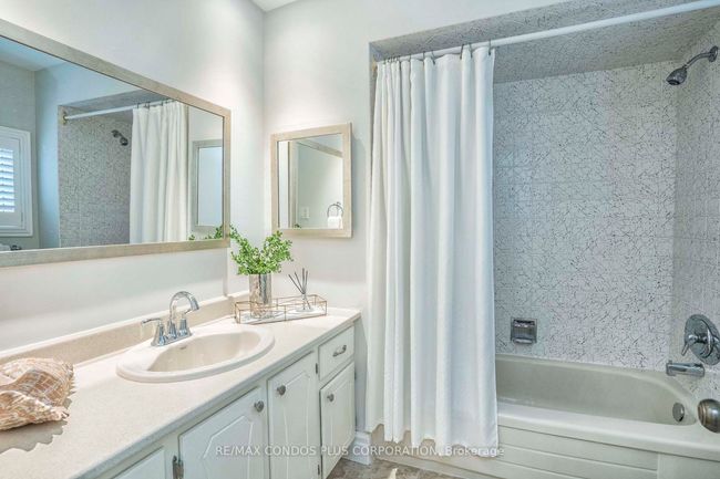 1681 Medallion Crt, House other with 5 bedrooms, 3 bathrooms and 4 parking in Mississauga ON | Image 22