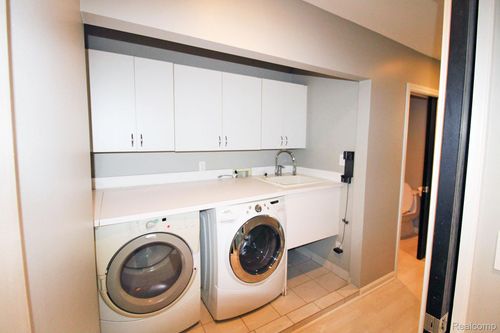 611 W 9 Mile Rd, Ferndale, MI, 48220-1760 | Card Image