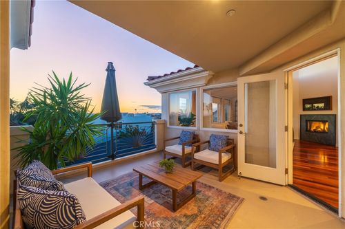 634 9th St, Hermosa Beach, CA, 90254-3923 | Card Image