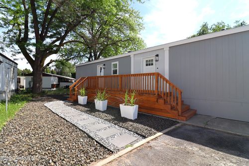 1060 N Wenas Rd, Selah, WA, 98942-9768 | Card Image