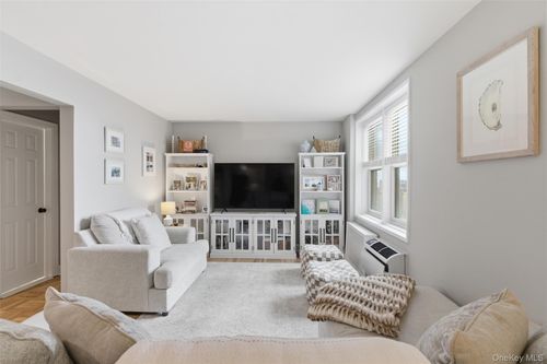 apt-1r-560 W Broadway, Long Beach, NY, 11561-3005 | Card Image