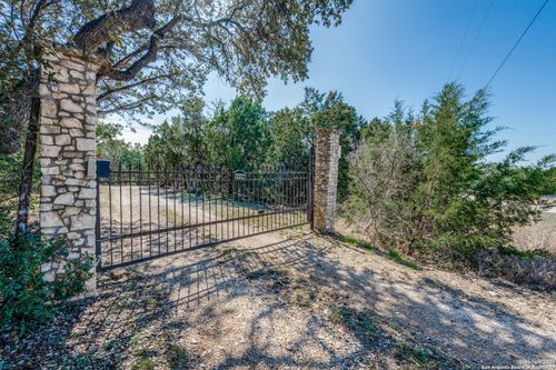 1129 Deer Forest Dr, Pipe Creek, TX, 78063-5311 | Card Image