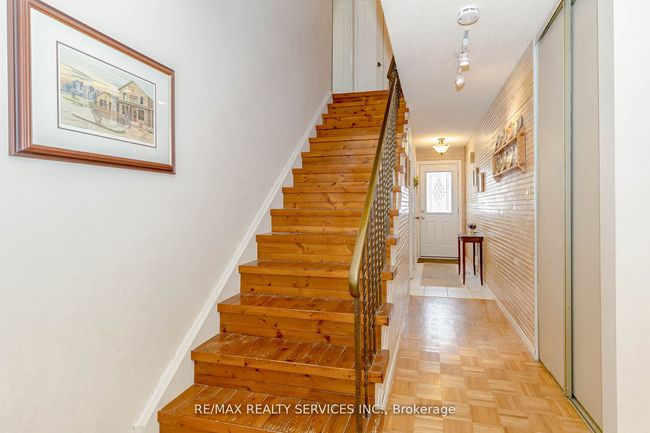 4 Collins Cres, Condo with 3 bedrooms, 2 bathrooms and 1 parking in Brampton ON | Image 5