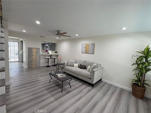 apt-9-810 W Compton Blvd, Compton, CA, 90220-2957 | Card Image