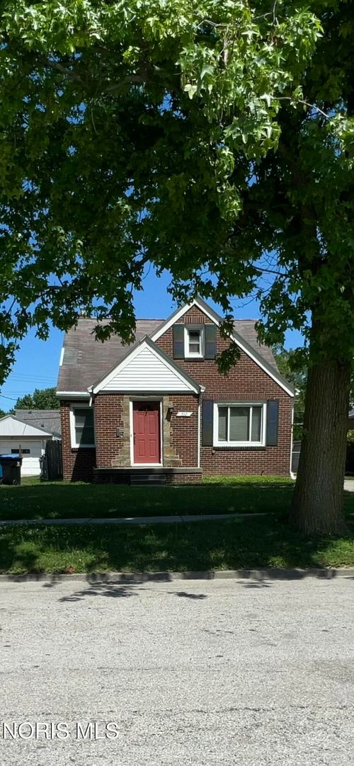 551 Ansonia St, Oregon, OH, 43616-2703 | Card Image