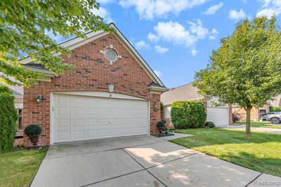 3898 Knightbridge Circle, Condo with 2 bedrooms, 2 bathrooms and null parking in Sterling Heights MI | Image 3