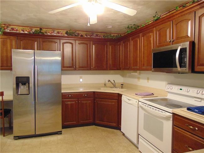 2007 Lake View Dr, Condo with 3 bedrooms, 3 bathrooms and 2 parking in Rostraver PA | Image 6