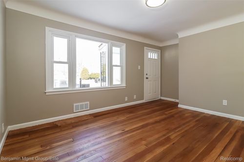 28461 Marquette St, Garden City, MI, 48135-2712 | Card Image