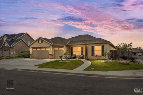 9321 Riviera Del Sol Dr, Bakersfield, CA, 93314-8562 | Card Image