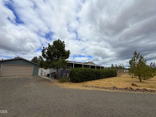 63 Rogue River Dr, Eagle Point, OR, 97524-9796 | Card Image