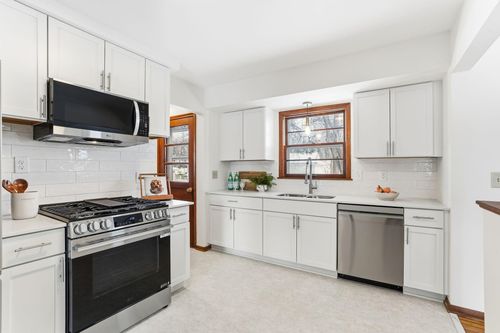 8416 Meadow Lake Rd N, New Hope, MN, 55428-2731 | Card Image