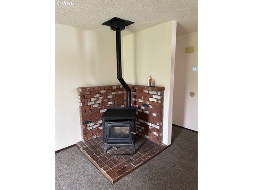 710 Ne 5th St, Willamina, OR, 97396-2713 | Card Image