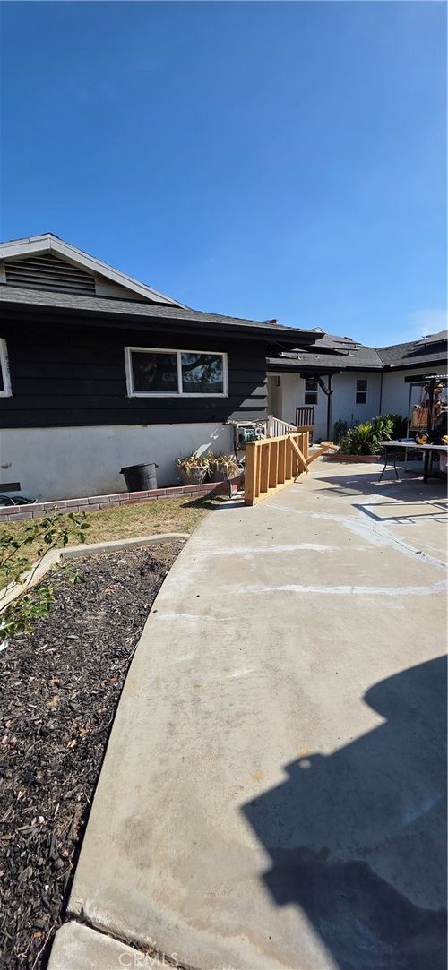 8443 Donna Way, Jurupa Valley, CA, 92509-3232 | Card Image