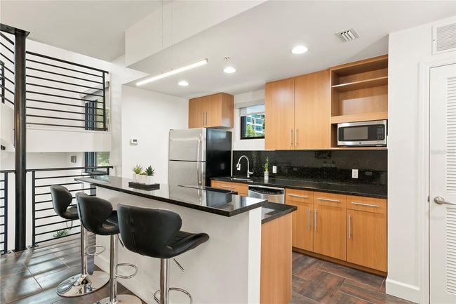 KITCHEN WITH EAT-IN AREA | Image 28