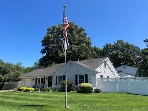 19 Sandpiper Ln, Coram, NY, 11727-1233 | Card Image