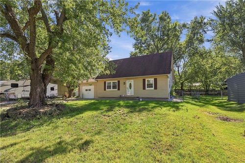 214 Cedarlane Dr, Wellsville, KS, 66092-8512 | Card Image