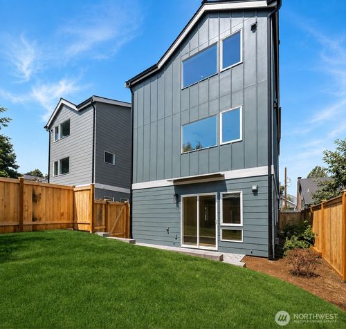 533 N 70th St, Seattle, WA, 98103-5122 | Card Image
