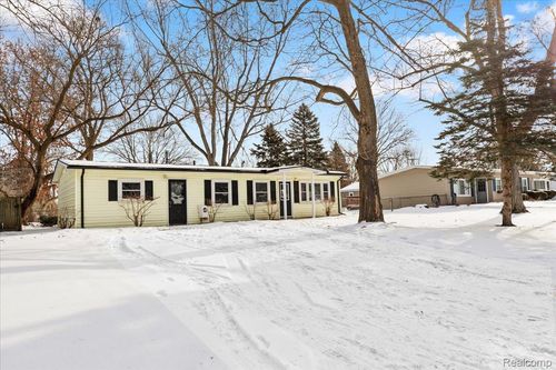 3771 Gainesborough Dr, Lake Orion, MI, 48359-1620 | Card Image