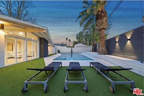 20308 Mobile St, Winnetka, CA, 91306-4240 | Card Image