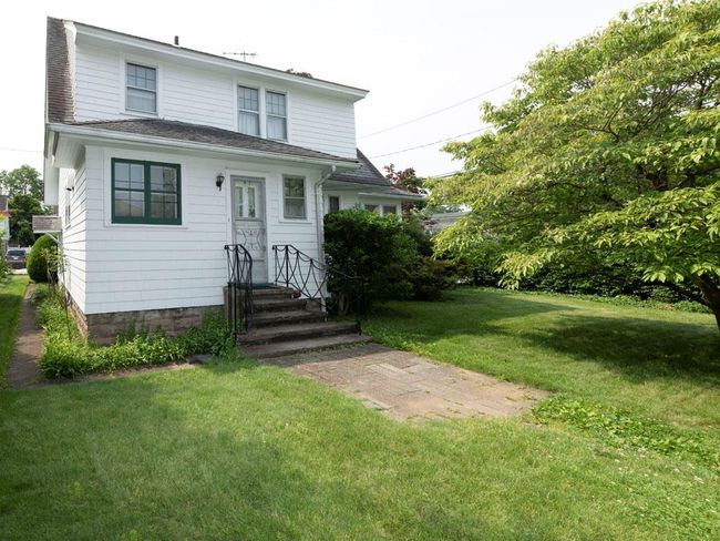 View of front facade featuring a front yard | Image 9