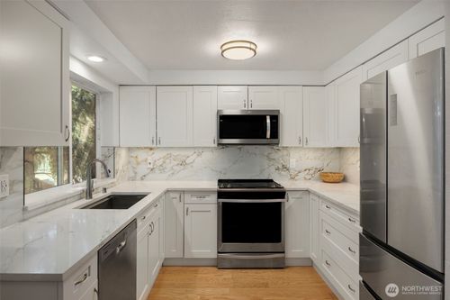 b203-4231 Ne 5th St, Renton, WA, 98059-4795 | Card Image
