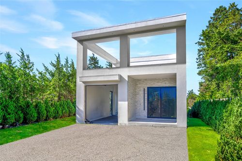 40 Oceanview Dr, Southampton, NY, 11968-4216 | Card Image