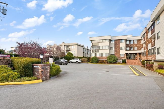 303 - 33369 Old Yale Road, Condo with 2 bedrooms, 1 bathrooms and 1 parking in Abbotsford BC | Image 2