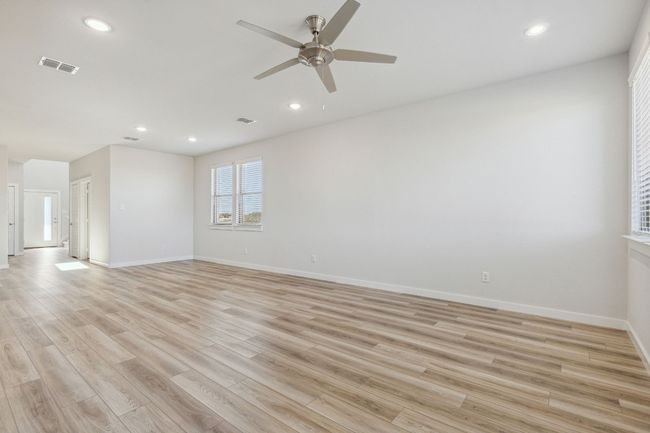 304 Bendecido Loop, House other with 4 bedrooms, 4 bathrooms and 2 parking in Elgin TX | Image 11