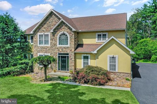 2 Forest Rd, MOHNTON, PA, 19540-9300 | Card Image