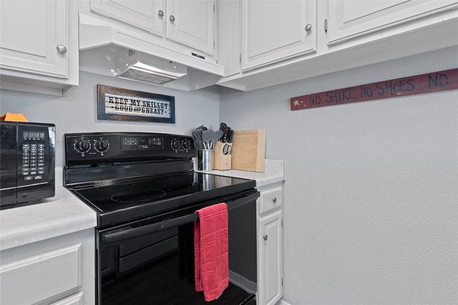 111 Comanche Pt, Townhouse with 3 bedrooms, 2 bathrooms and 2 parking in Point Venture TX | Image 12