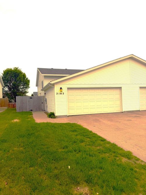 3102 Dakota Park Cir S, Fargo, ND, 58104-5121 | Card Image