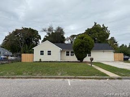 37 E Maple St, Central Islip, NY, 11722-3127 | Card Image