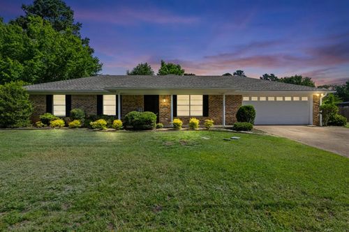 907 Robin Ln, White Oak, TX, 75693-3211 | Card Image
