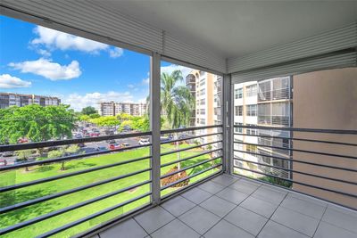 407 - 1300 Saint Charles Pl, Condo with 2 bedrooms, 2 bathrooms and null parking in Pembroke Pines FL | Image 3