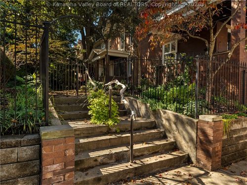 9 Arlington Ct, Charleston, WV, 25301-1801 | Card Image