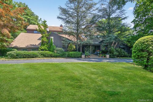 9 Applegreen Drive, North Hempstead, NY, 11568 | Card Image