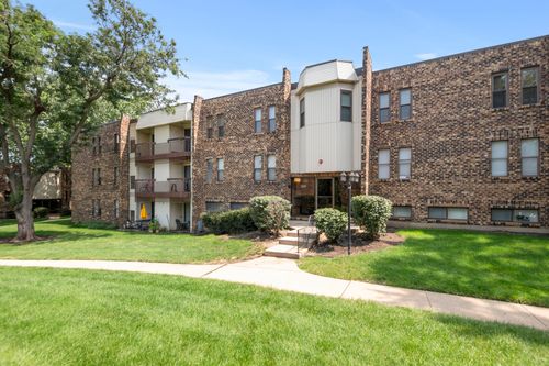 2-2214 Country Club Dr, Woodridge, IL, 60517-3006 | Card Image