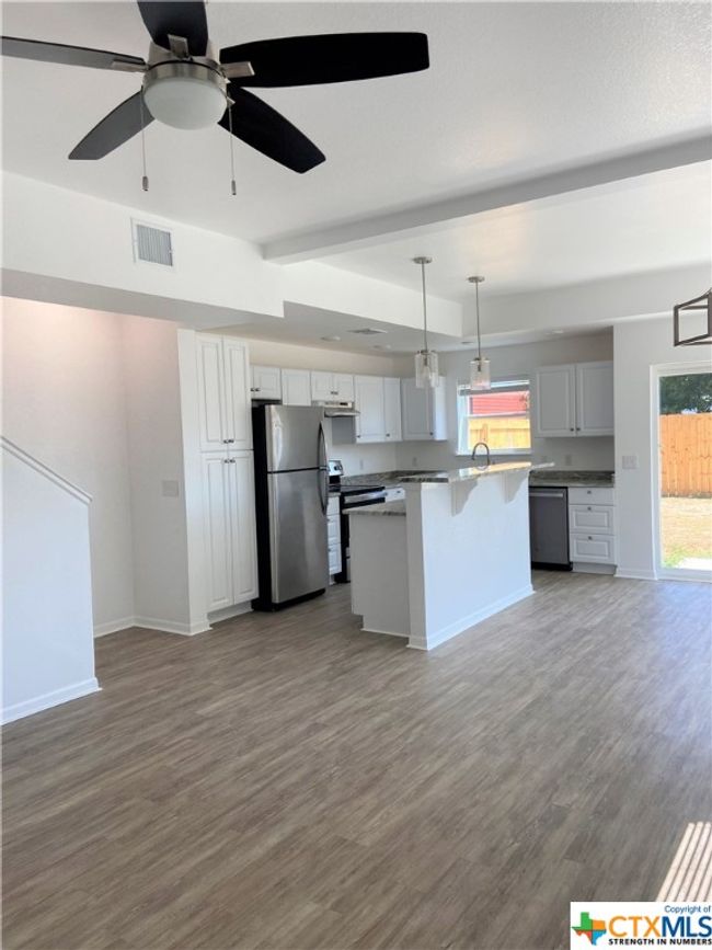 1006 E Fannin St, Home with 3 bedrooms, 3 bathrooms and null parking in Luling TX | Image 9