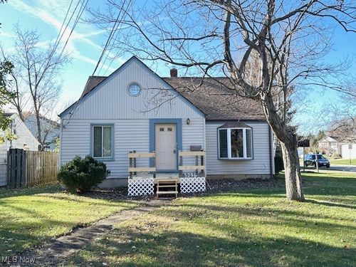 3296 W 231st St, North Olmsted, OH, 44070-1400 | Card Image