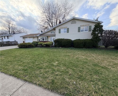 5952 Delores Blvd, Brook Park, OH, 44142-2747 | Card Image