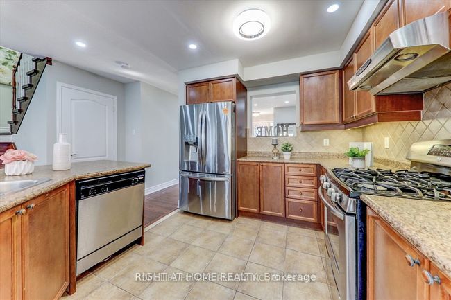 5 Hollier Dr, House attached with 3 bedrooms, 3 bathrooms and 1 parking in Ajax ON | Image 6