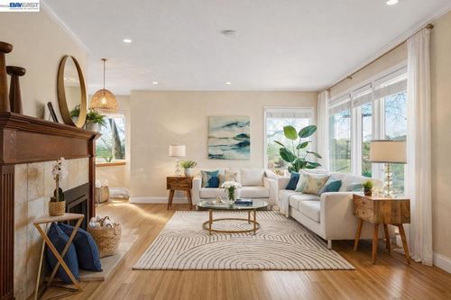 17676 Garland Ct, Castro Valley, CA, 94546-1121 | Card Image