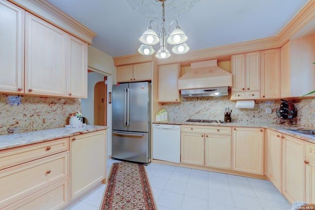 69-33 170 Th St, House other with 5 bedrooms, 3 bathrooms and null parking in Fresh Meadows NY | Image 6