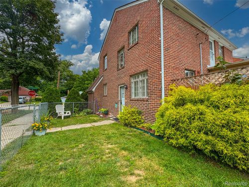 855 Menominee Rd, Pontiac, MI, 48341-1550 | Card Image