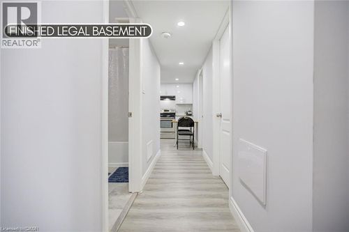 21 Sandsprings Cres, Kitchener, ON, N2E2C6 | Card Image