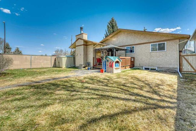 41 Sunhaven Close Se, Home with 4 bedrooms, 3 bathrooms and 4 parking in Calgary AB | Image 5