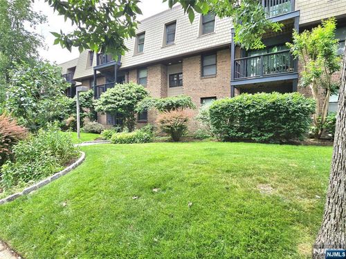 560 North Ave, Fort Lee, NJ, 07024-2571 | Card Image