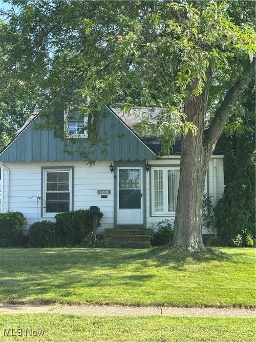 8219 Wainstead Dr, Parma, OH, 44129-4844 | Card Image