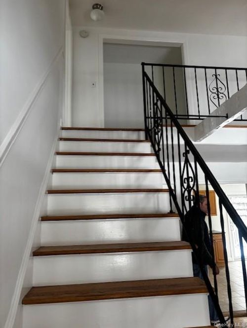 35 Lone Oak Drive, Huntington, NY, 11721 | Card Image