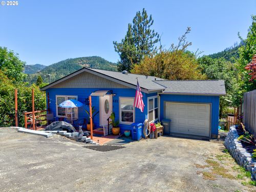 601 Fairchild St, Canyonville, OR, 97417-8741 | Card Image